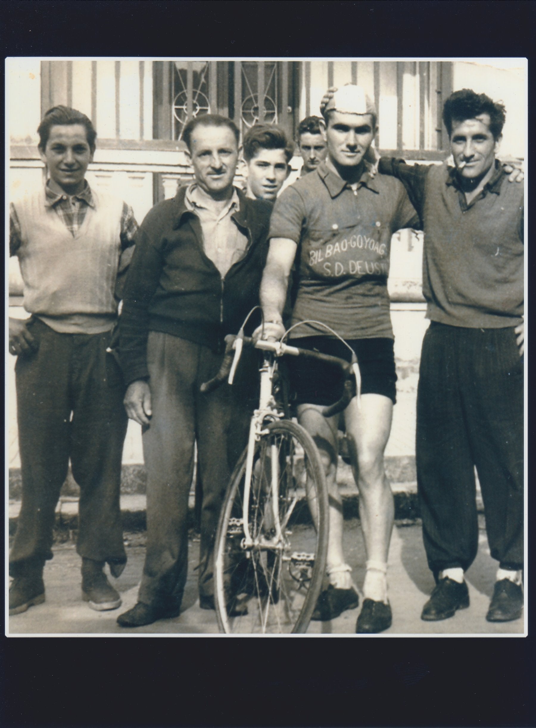 Doro, sobre la bici, vencedor en Ramales, junto a su hermano Juan 'Manolín' (dcha) y su amigo Juan Furiol.