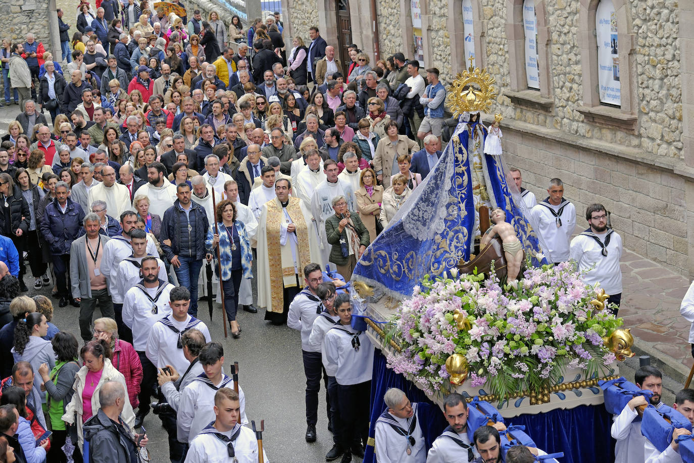 La imagen de la Virgen realizó todo el recorrido protegida de la lluvia por un plástico.