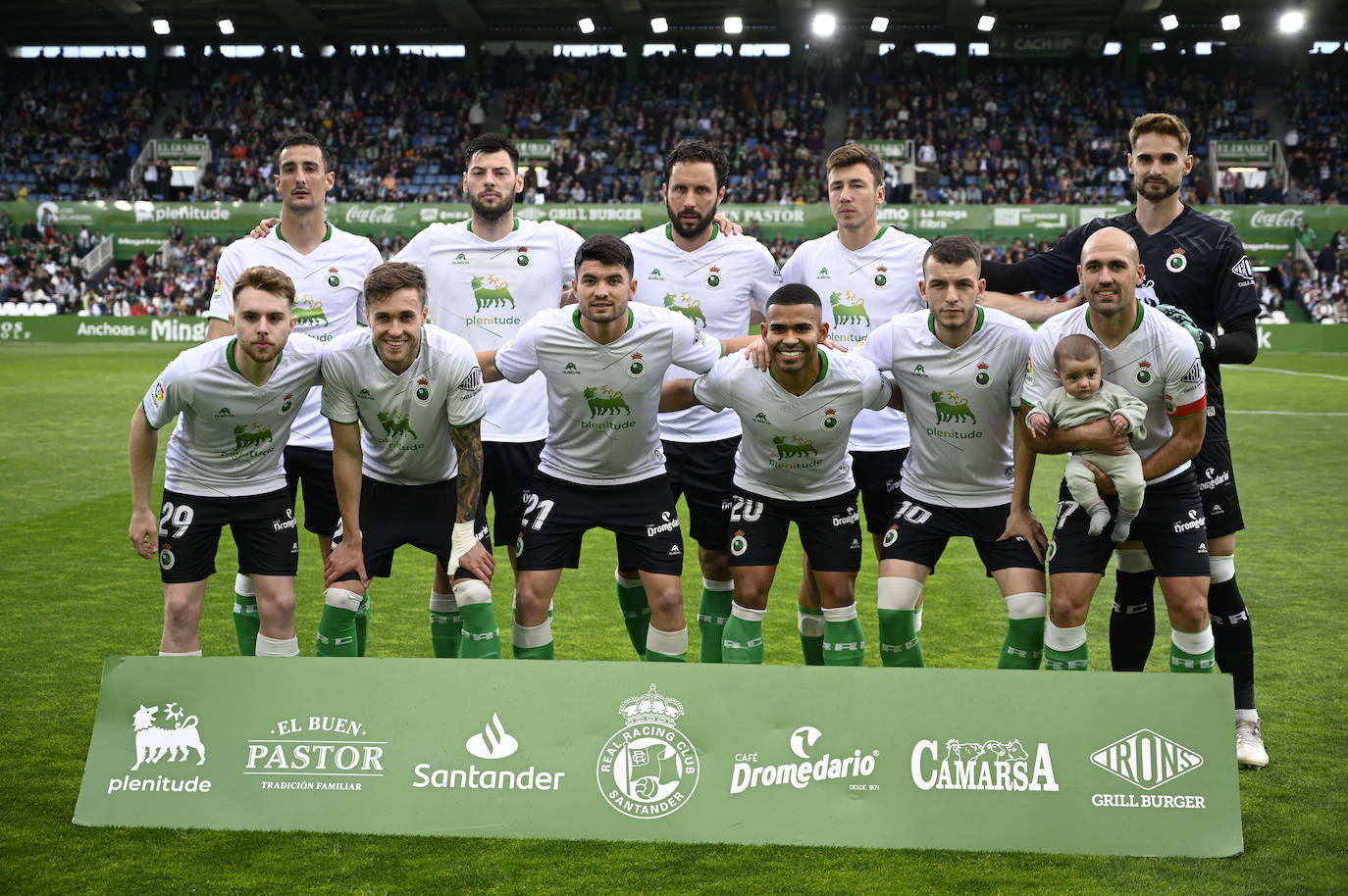 Alineación inicial del Racing. Pol Moreno, Aldasoro, Germán, Saúl, Ezkieta, Peque, Dani Fernández, Juergen, Íñigo Vicente y Unai Medina.