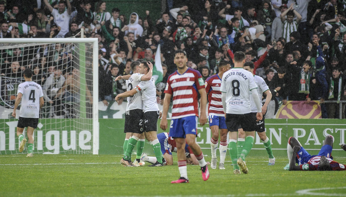 Los futbolistas del Racing se abrazan tras la importante victoria cosechada este domingo en los Campos de Sport.