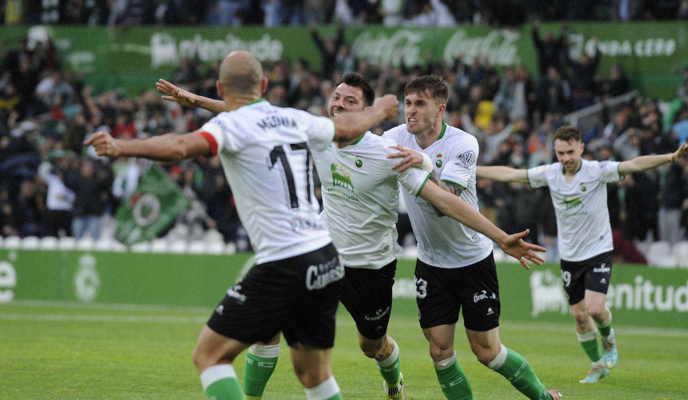 Baturina celebra el gol con Dani fernández y Unai Medina. al fondo, Peque.