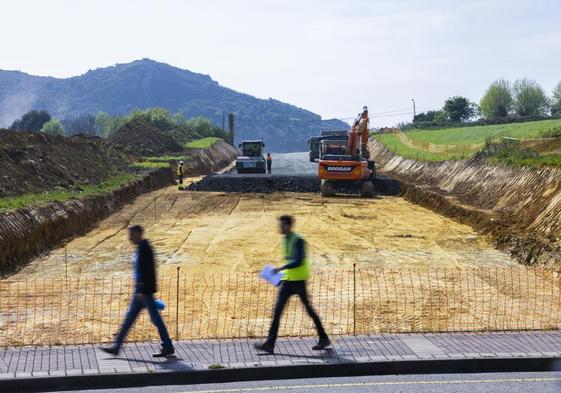 Imagen del avance de las obras de urbanización del sector del nuevo Alisal, hacia Adarzo.