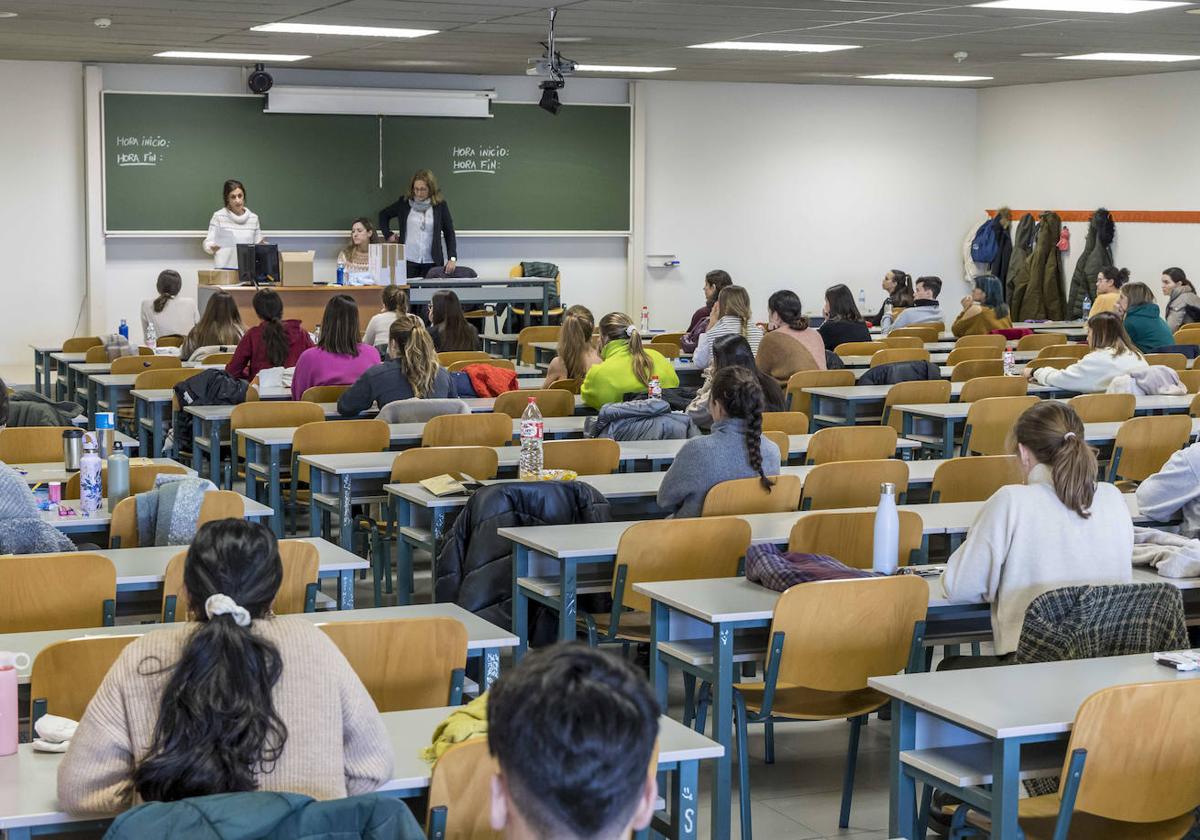 Imagen de archivo de uno de los exámenes de las pruebas del MIR celebradas en la Facultad de Económicas y Empresariales de la Universidad de Cantabria.