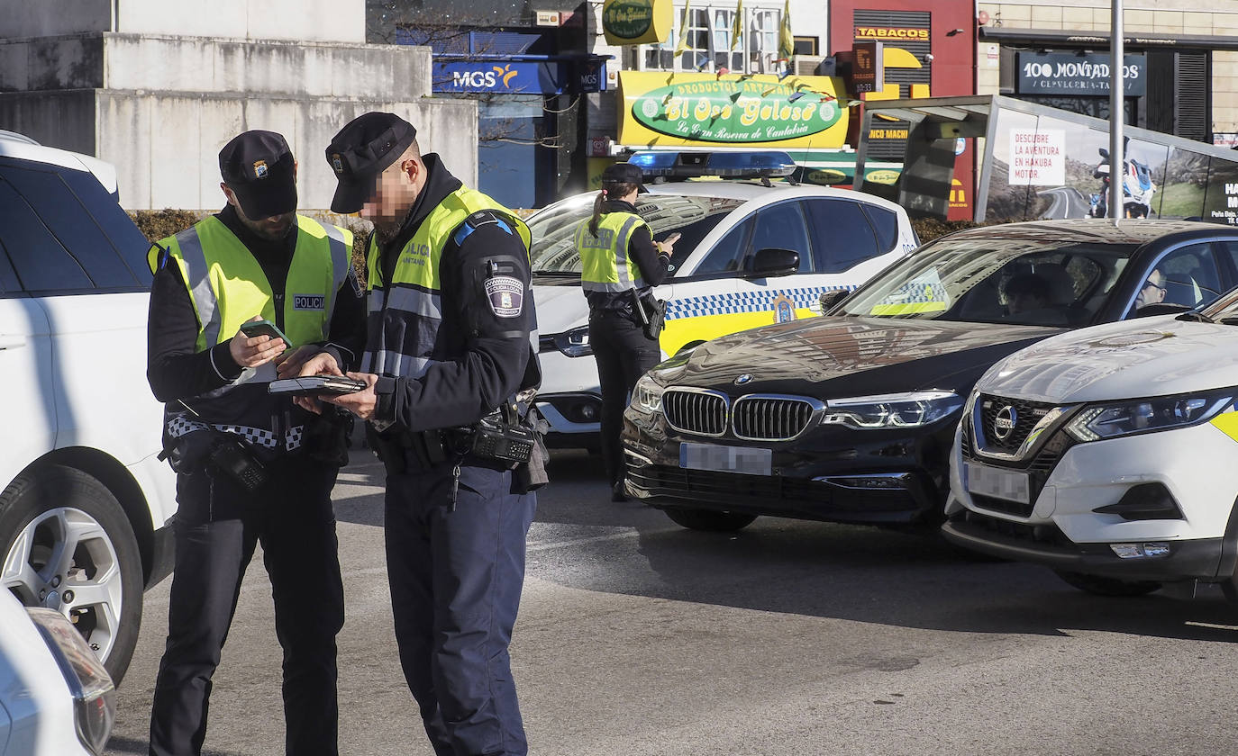 Agentes de la Policía Local de Santander durante un control de tráfico.