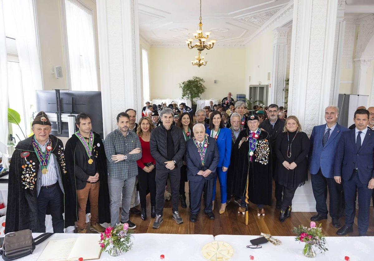 Foto de familia de los nuevos miembros de la Cofradía del Queso de Cantabria, junto al cofrade mayor, Miguel Ángel Díaz (izquierda) y la alcaldesa Gema Igual, en el centro, de azul.