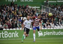 Unai Medina pelea por un balón en un lance de la primera parte.
