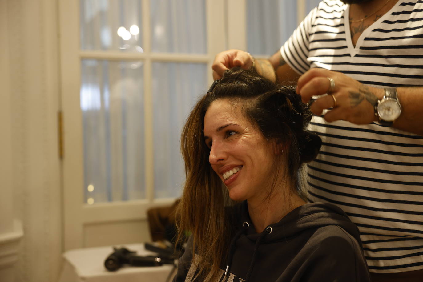 Lucila Fernández, Miss Cantabria en 2009, en la sesión de peluquería previa al comienzo del segundo día de los desfiles de Moda Norte.