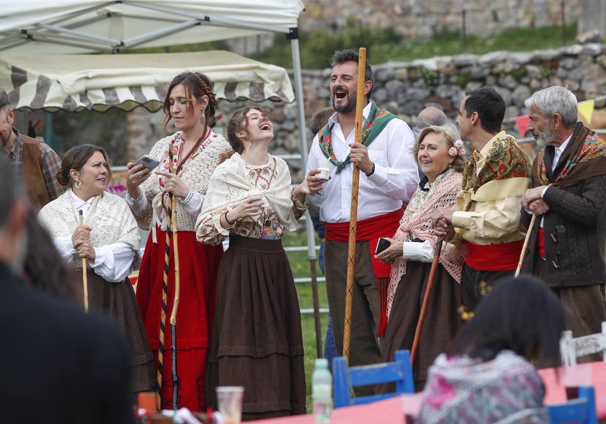 Nur Olabarria, Abril Zamora, Carla Dominguez, Asier Etxeandia, María Teresa Altés, Jorge Basanta e Imanol Arias conversan en un descanso del rodaje.