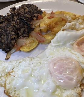 Imagen secundaria 2 - En la imagen superior, un risotto. A la izquierda, pollo guisado y, a la derecha, huevos fritos con morcilla.