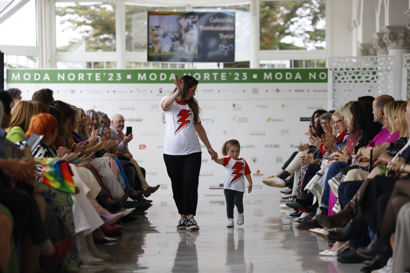 Silvia Mayoral salió a la pasarela junto a la pequeña Olivia Laherran, de dos años. Ambas lucieron la camiseta Relámpago Rojo de Pumba Lumba.