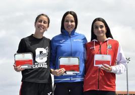 Las atletas del Piélagos, Atletismo Camargo y Atlético Castro recogieron los trofeos de sus equipos.