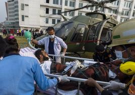 Momento en el que Anurag Maloo llega al Hospital Mediciti (Nepal) tras ser trasladado desde el Annapurna en helicóptero.