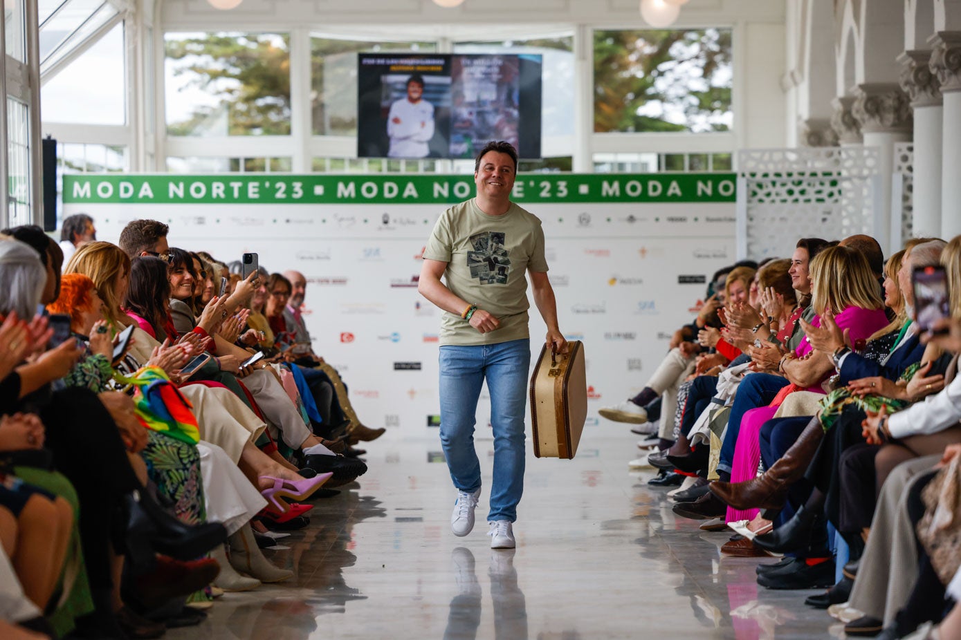 El periodista Álvaro Machín salió a la pasarela con una camiseta de Pumba Lumba y su popular maleta con la que recorre España presentando su libro 'Un millón de pasos'.