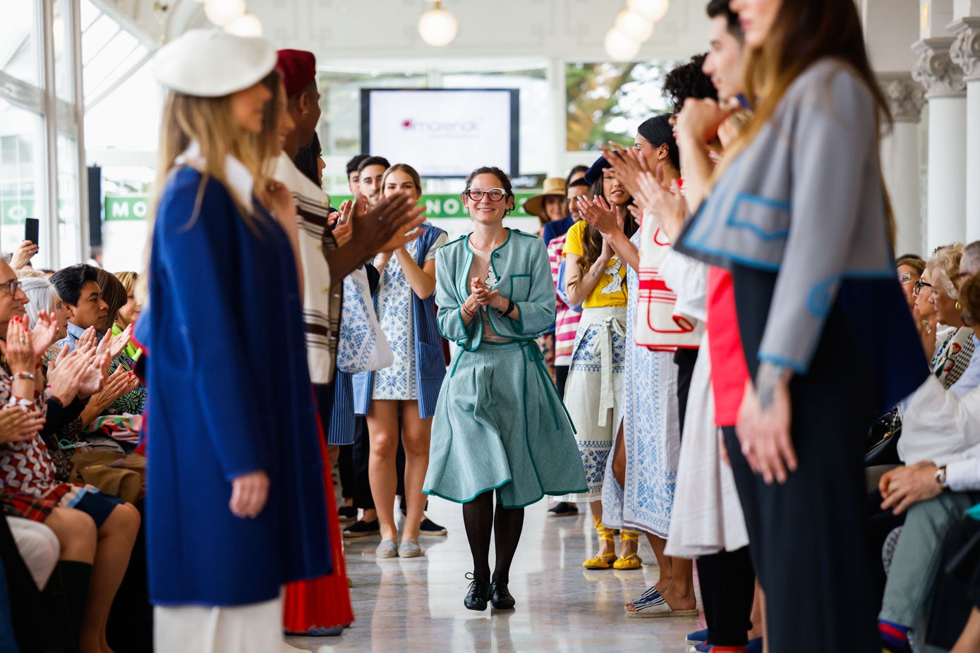 La diseñadora Oihane Pardo durante el carrusel final de su desfile en el Hotel Real.