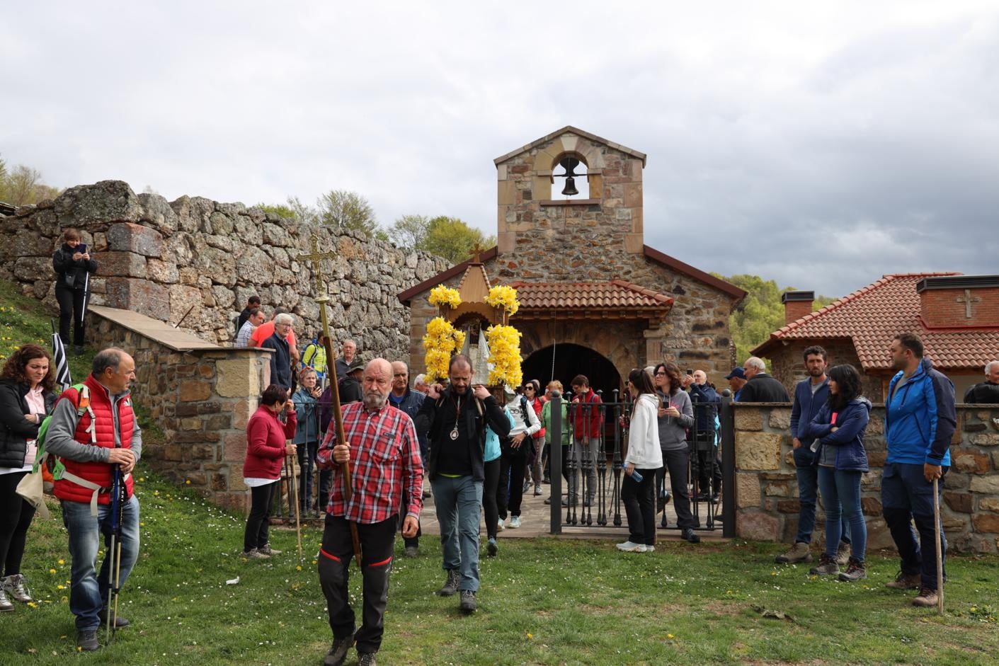 El párroco Elías Hoyal lleva en andas a La Santuca saliendo del santuario.