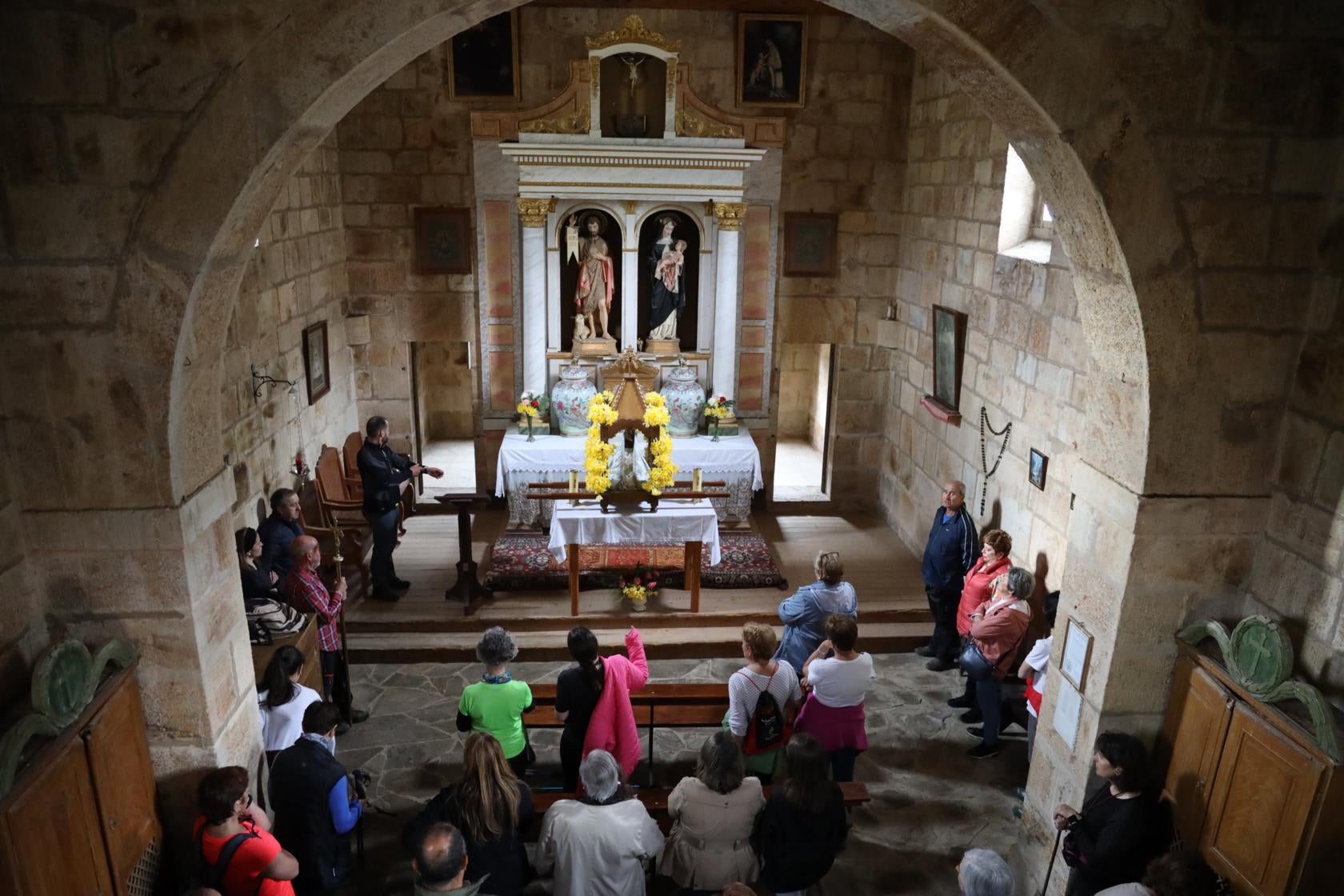 La imagen en el interior de la ermita de Somaniezo.