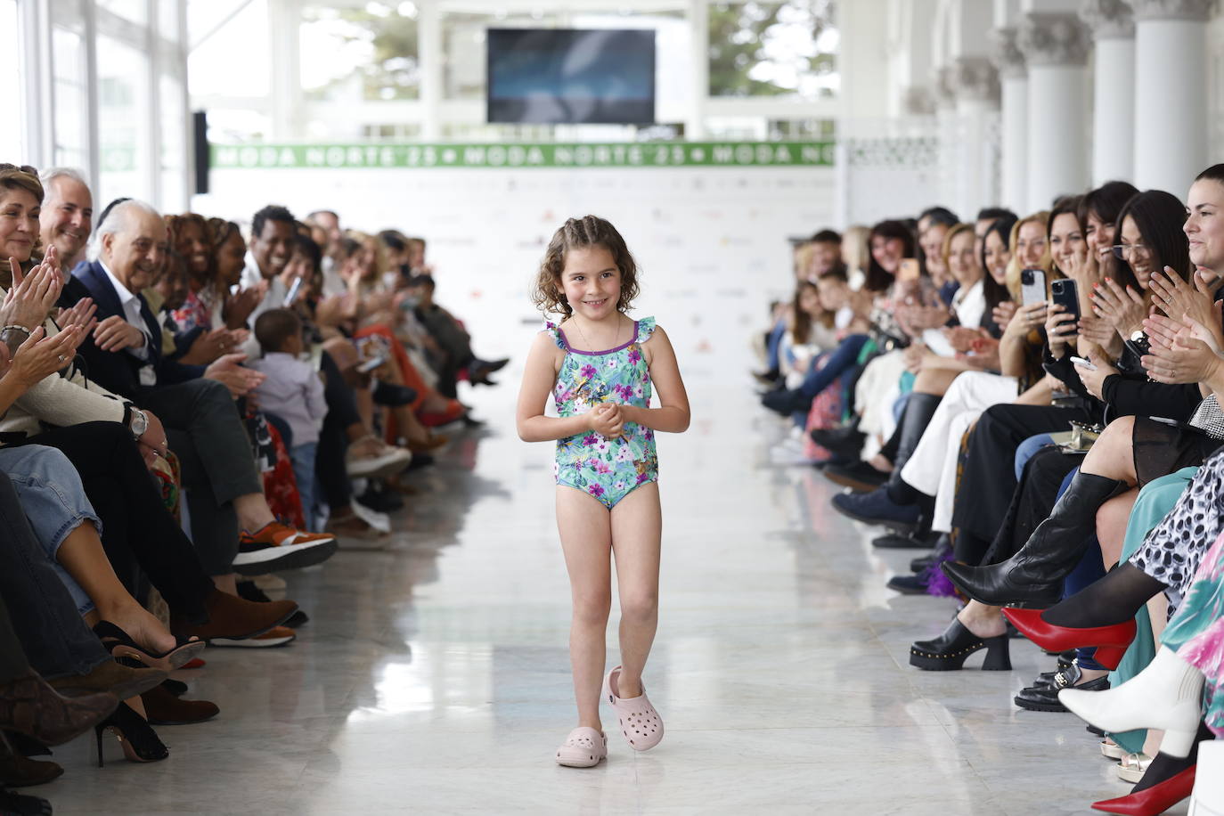 Manuela Vidal de la Peña con un bañador de 'Evlening Kids', la firma de moda infantil creada por la diseñadora Katherin Barrera.