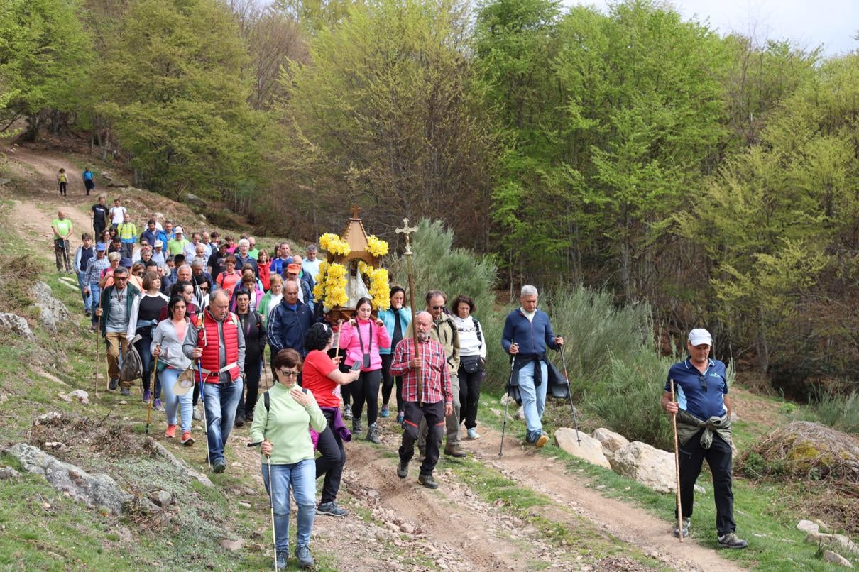 Una joven lleva las andas en el primer tramo del camino.