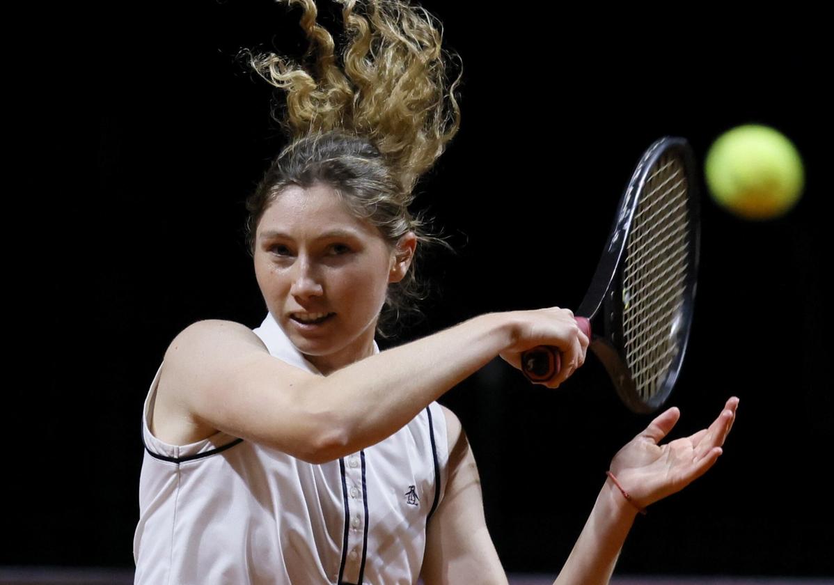 Cristina Bucsa golpea la bola con su derecha en el encuentro ante Badosa en Stuttgart.