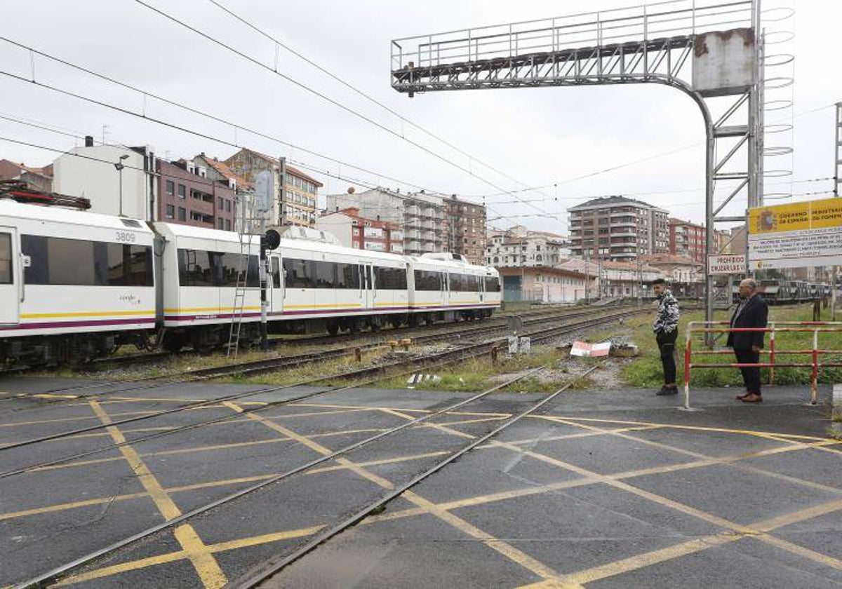 Un tren discurre a su paso por Torrelavega, a la altura de la calle Pablo Garnica.