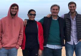 Fernando, en el centro, junto a su mujer y sus hijos.