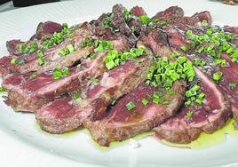 Entrecot, en su punto y con una espléndida presentación. Se acompaña con una guarnición de patatas fritas y pimientos del piquillo.