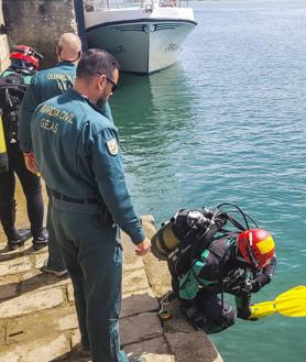 Imagen secundaria 2 - Buzos del GEAS de la Guardia Civil se sumergen para inspeccionar la nave.