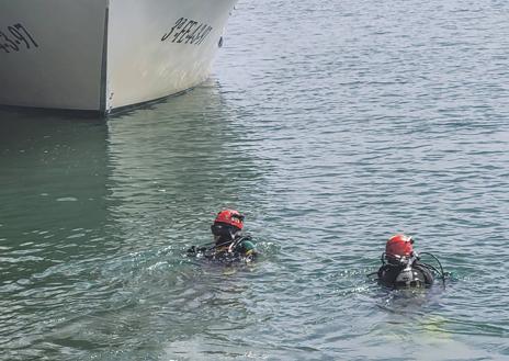 Imagen secundaria 1 - Buzos del GEAS de la Guardia Civil se sumergen para inspeccionar la nave.