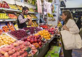 La fruta verá incrementado su precio por la sequía. En la imagen, un puesto del Mercado de la Esperanza de Santander.