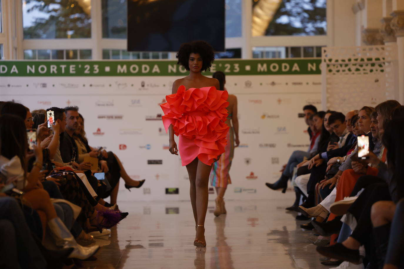 Catalina Castaño con un vestido fluor de Lola Muñoz. La diseñadora de Albacete fue invitada para clausurar Moda Norte y trajo una colección llena de color.