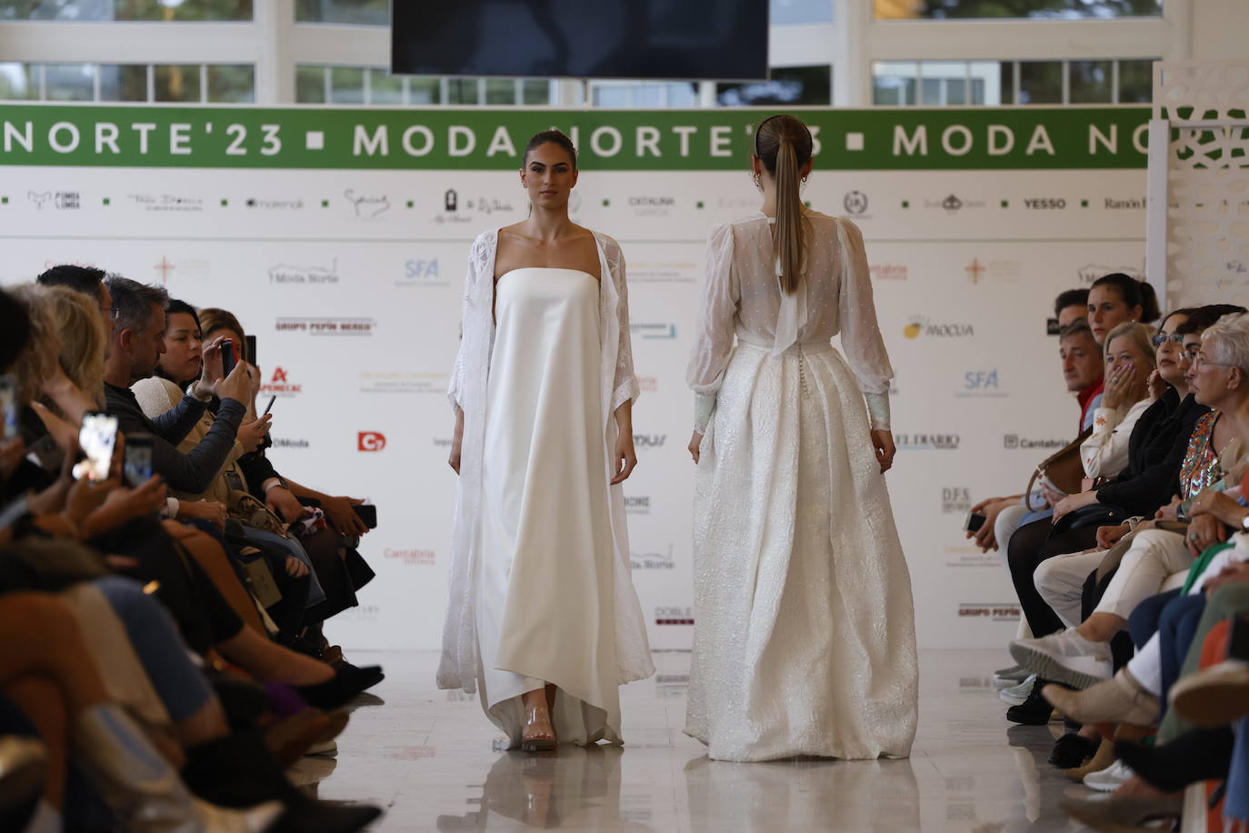 Paula de la Maza camina sobre la pasarela con un vestido de novia de la diseñadora asturiana de origen cántabro Lucía Incera.