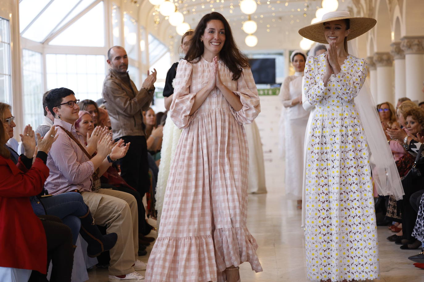 Lucía Incera, emocionada tras mostrar su colección de moda nupcial. 