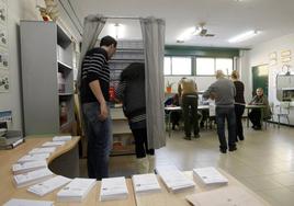 Papeletas en un colegio electoral