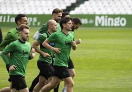 Los jugadores del Racing realizan carrera continua en la sesión de ayer en los Campos de Sport.