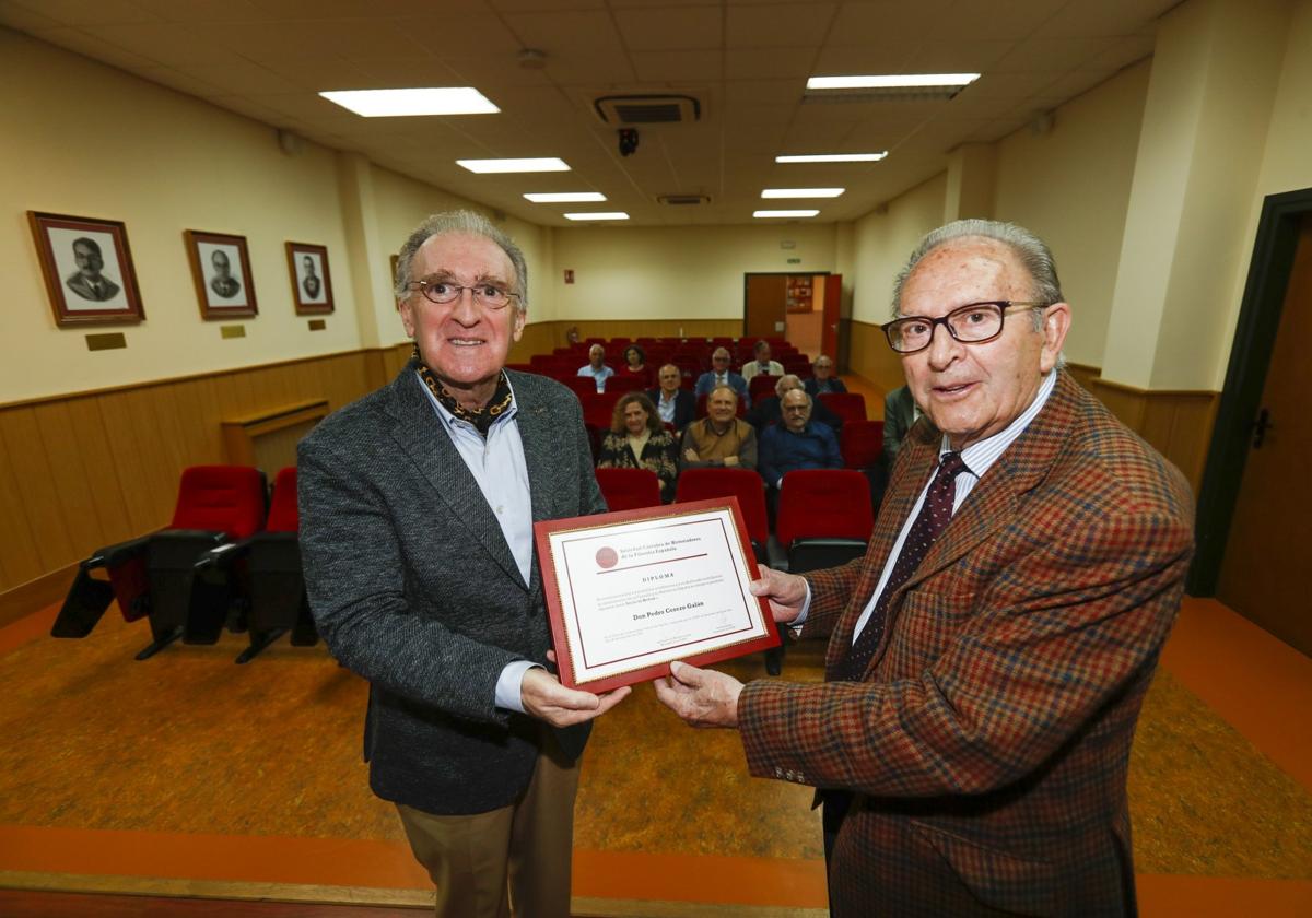 Gerardo Bolado Ochoa entrega el diploma del colectivo a Pedro Cerezo.
