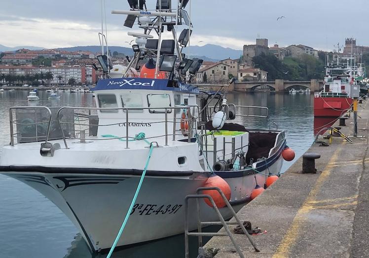 Imagen principal - El Novo Xoel permanecía esta mañana atracado en el Puerto de San Vicente de la Barquera, donde también se encontraba una embarcación de la Guardia Civil.