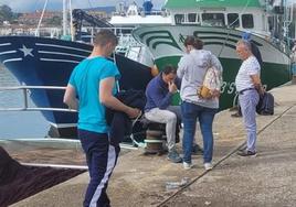 El patrón del Novo Xoel, abatido, esta mañana en el puerto de San Vicente, acompañado por su esposa y otros miembros de la tripulación.