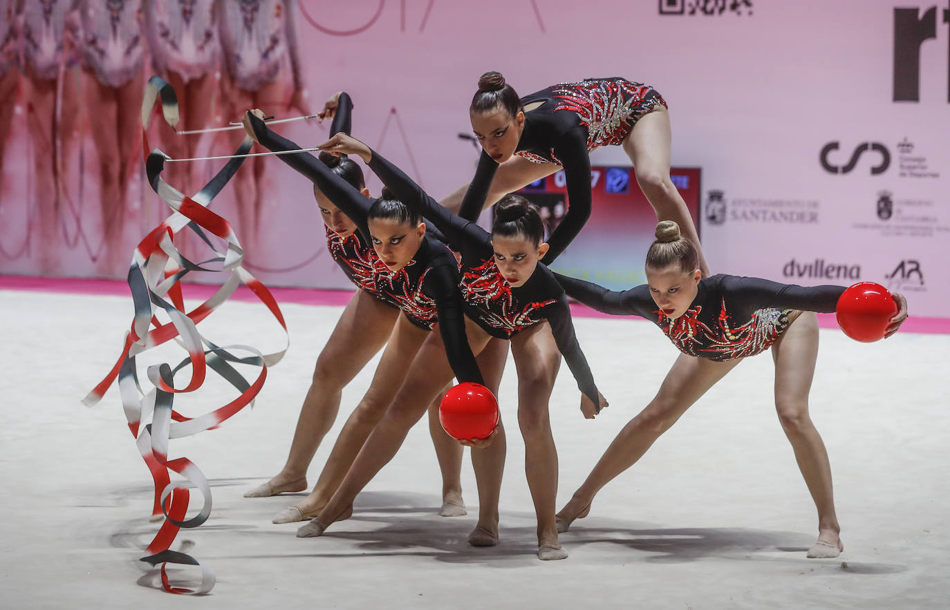 Brillo, color, figuras y mucha imaginación sobre el tapiz del Palacio de Deportes de Santander. 