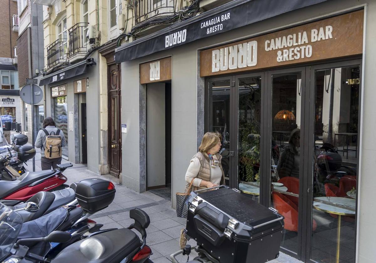 El restaurante Burro Canaglia, en la calle Hernán Cortes, en Santander, esta mañana ya sin plantas de plástico.