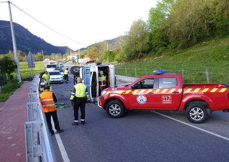 Imagen secundaria 1 - Vuelca una autocaravana en Ruente y el conductor sale ileso