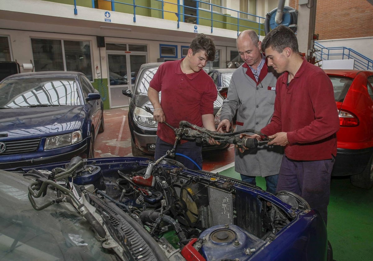 Clase de Electromecánica de Vehículos Automóviles en el IES Miguel Herrero, en Torrelavega.