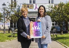 María Luisa Barquín (izquierda) y Beatriz Cuerno, ante la Casa Altamira, en Muriedas.