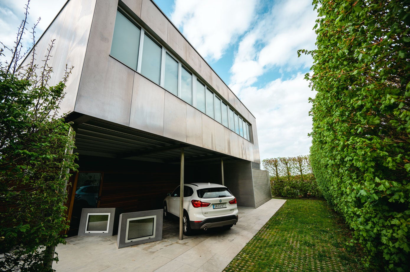 Entrada a la vivienda, con zona para dejar los coches.