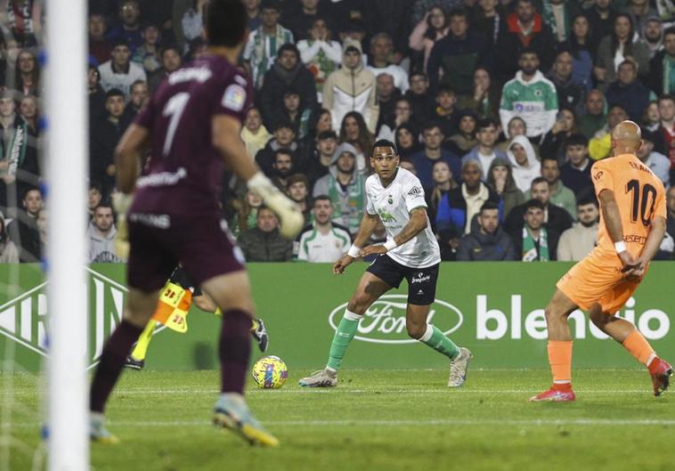 Jordi Mboula se prepara para el centro.