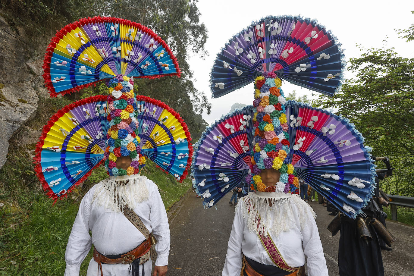 Detalle de la vestimenta de las grandes diademas que portaba el grupo gallego de Viana do Bolo.