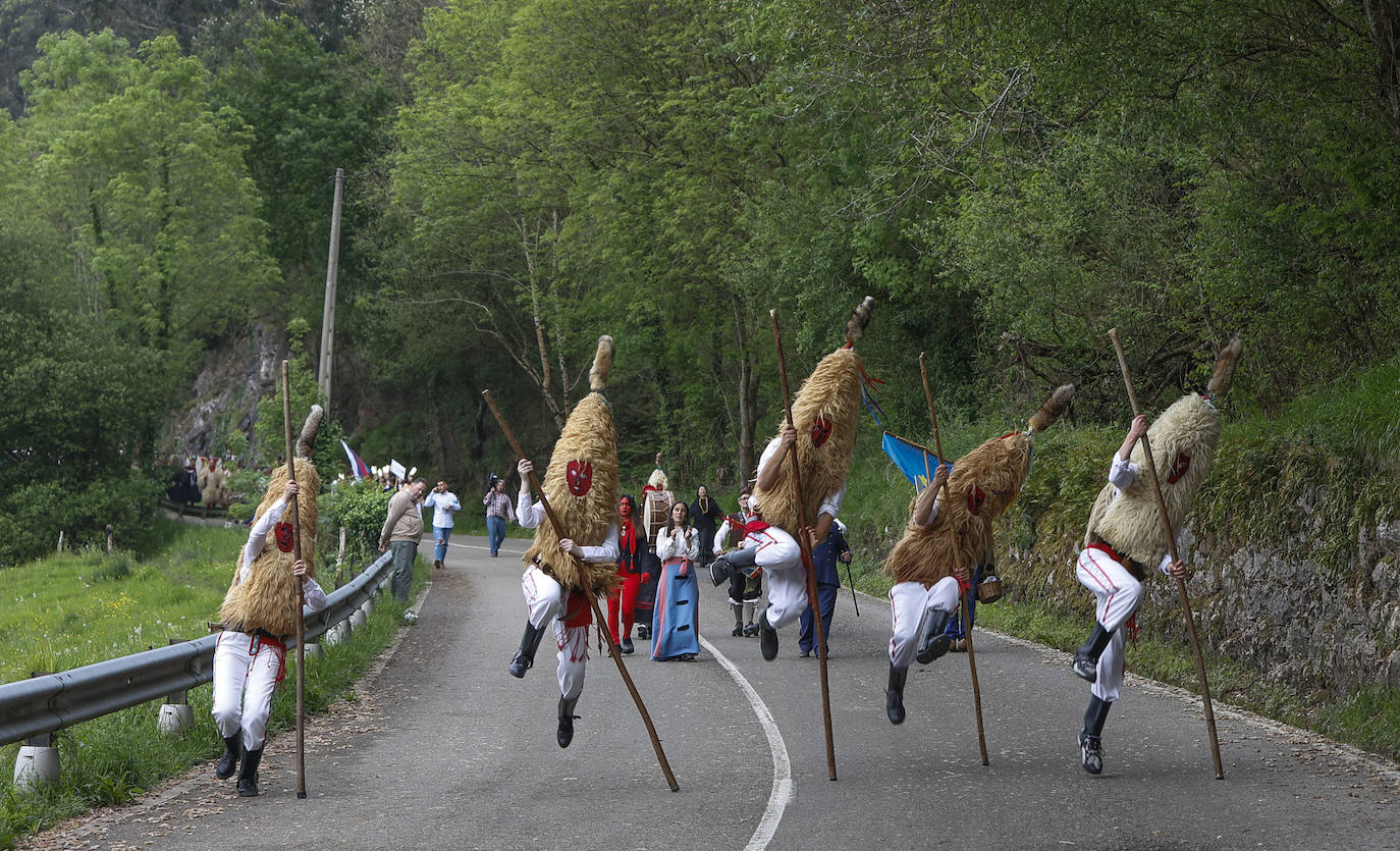 Los Hidros de Asturias, saltarines de Valdesoto, bajando la cuesta sobre la vara.