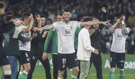 Roko Baturina celebra la victoria al final del partido.