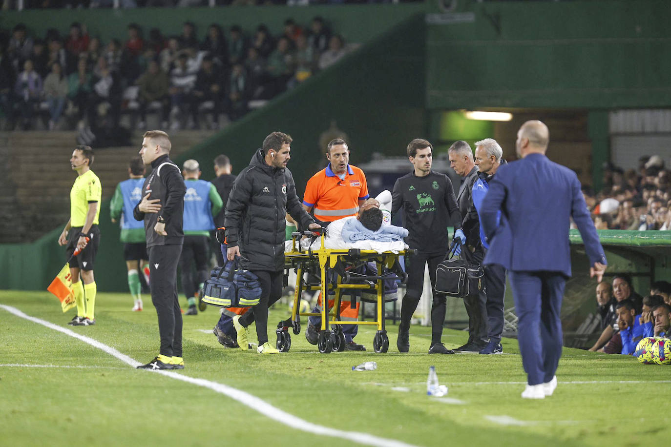 Rubén Alves, que entró a los quince minutos para sustituir al también lesionado Germán, se resintió de su dolencia y tuvo que dejar el césped en camilla en el minuto 32.