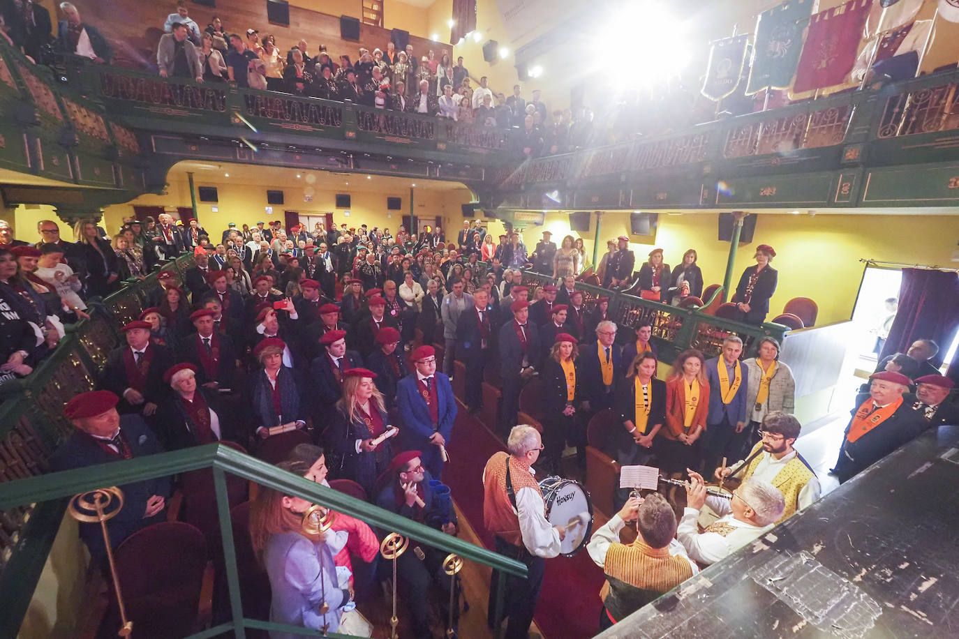 El Teatro Liceo se ha llenado de publico que ha presenciado la gala con el nombramiento de los cofrades y la actuación del grupo de danzas Virgen de las Nieves, de Tanos. (Torrelavega)