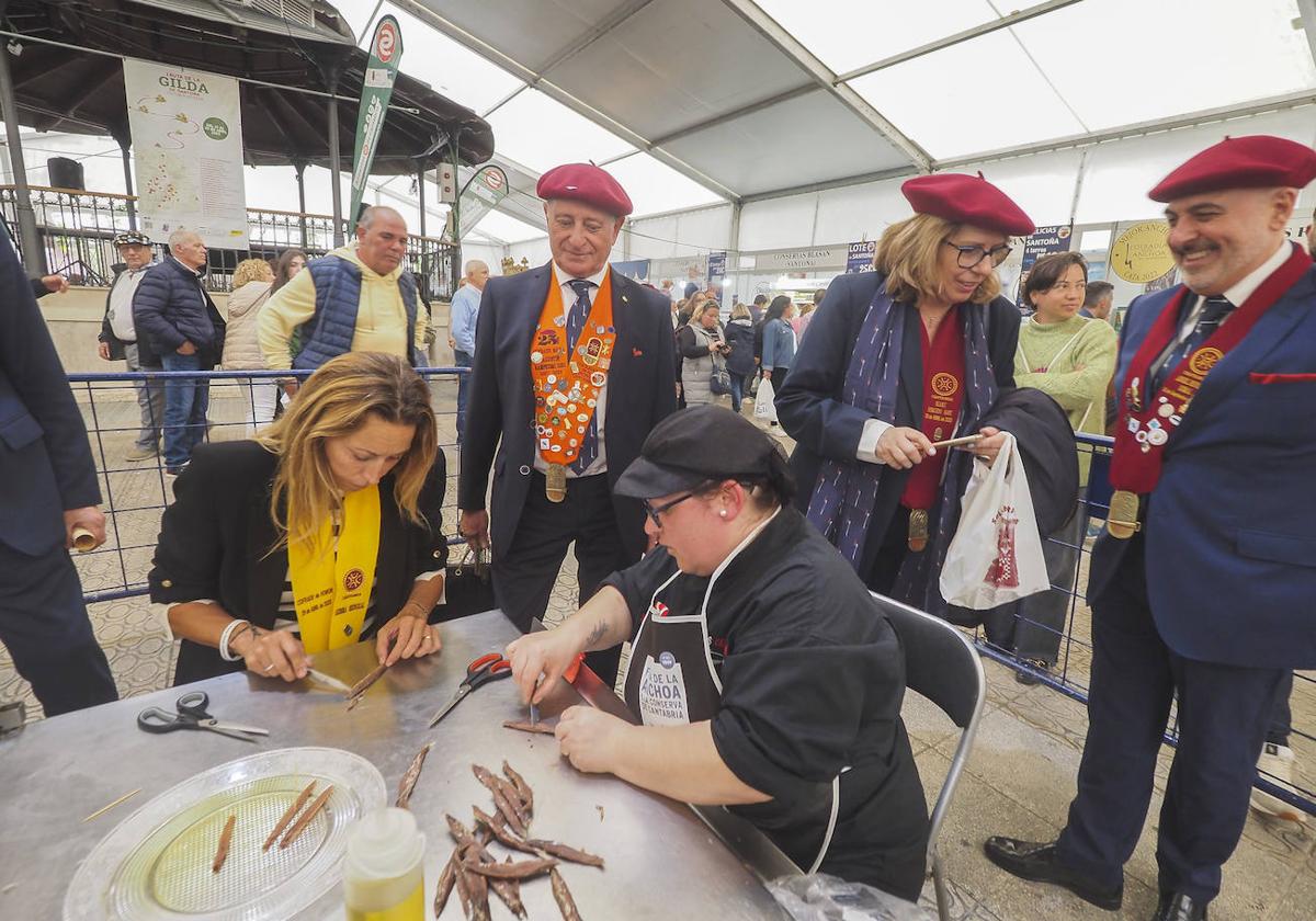 Mengual aprendió este sábado a sobar una anchoa con la experta Verónica Martínez.